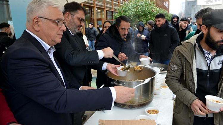 Depremzedeler için mantı yapıp sattılar