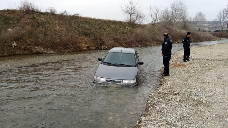 Dereye düşen otomobilini çıkaramayınca bırakıp gitti