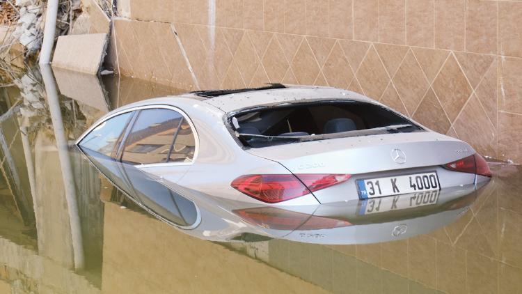 Kasko faturası 1 milyar lira... Depremden zarar gören araçların bilançosu netleşmeye başladı