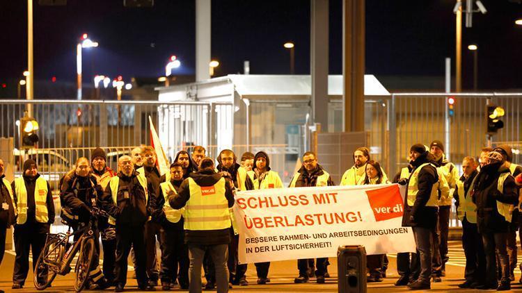 Almanyada grev nedeniyle 300den fazla uçuş iptal edildi