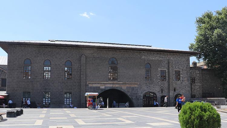 Diyarbakırdaki tarihi yapıların çoğu hasarsız; Şimdiki gibi 2 yılda koca binalar dikmiyorlardı