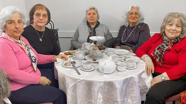 Londralı Türk kadınlardan depremzedeler yararına çay