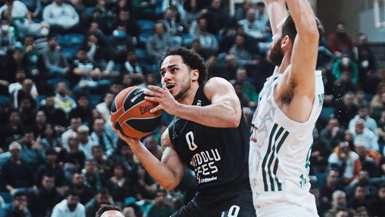 Anadolu Efes 13. galibiyetini aldı