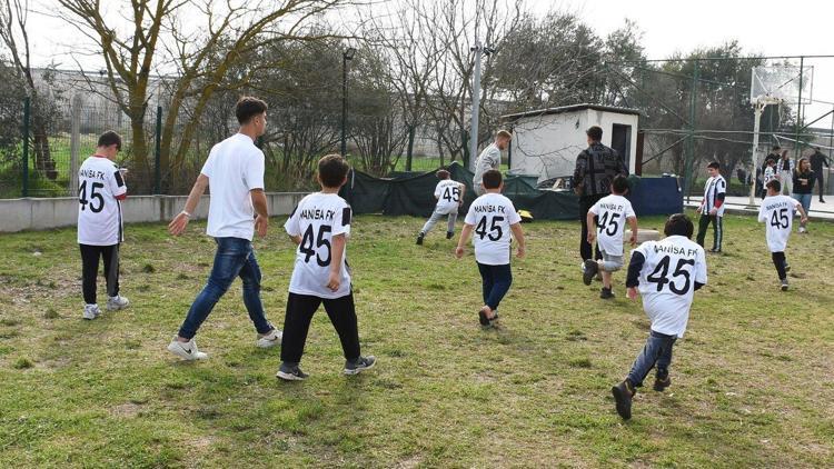 Manisa FKlı futbolcular depremzede çocuklarla maç yaptı