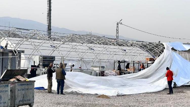 İskenderunda kuvvetli rüzgar: Depremzedelerin çadırları yıkıldı