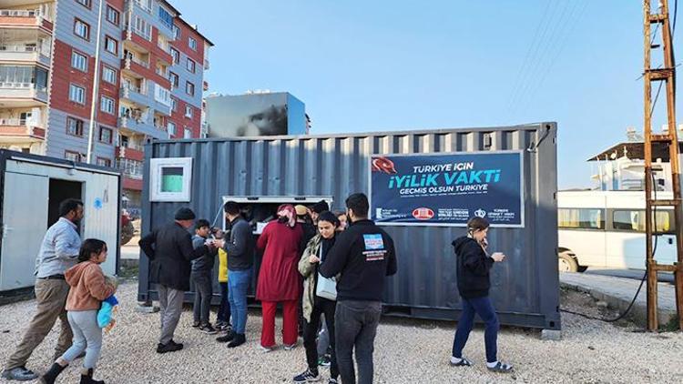 DİTİB, deprem bölgesinde sıcak yemek dağıtıyor