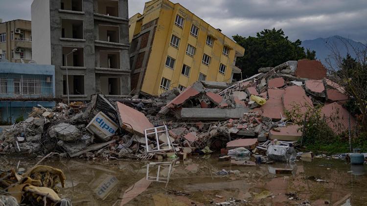 Depremzedelerin yardım malzemelerini evine götürdüğü iddia edilen emniyet müdürü açığa alındı