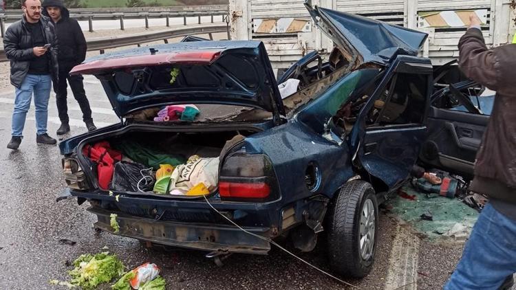 Otomobil kamyona arkadan çarptı: 2 kişi öldü, 6 kişi yaralandı