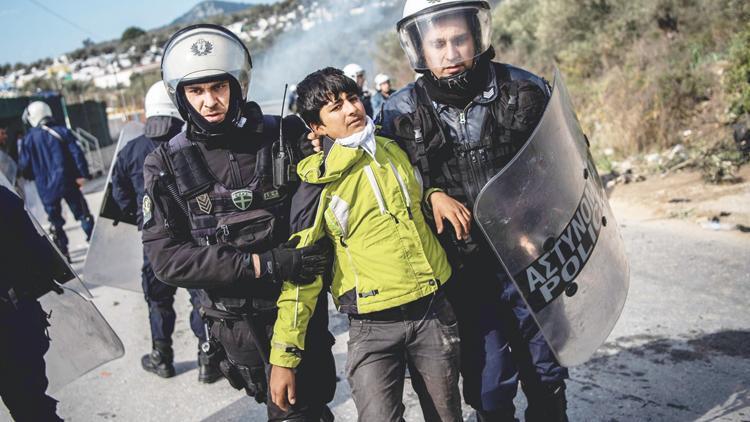 Yunan polisi göçmenlerden milyonlarca Euro çalmış