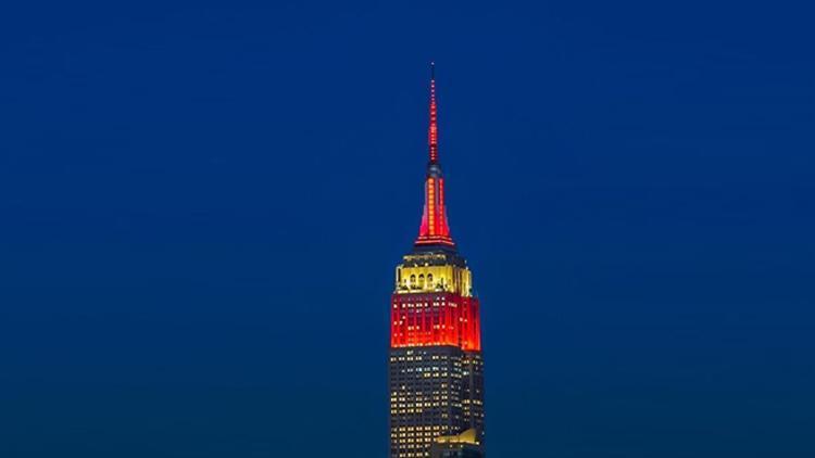 Empire State Binası depremzedeler için kırmızı-beyaz renklerle ışıklandırıldı