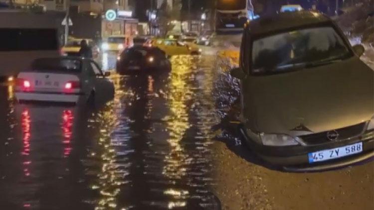 İzmir’de yağmur hayatı felç etti Araçlar çukurlara düştü