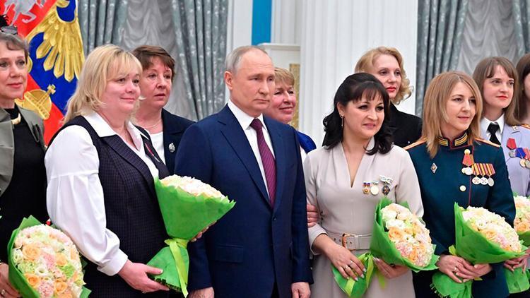 Putin, kadınlara devlet nişanı verdi