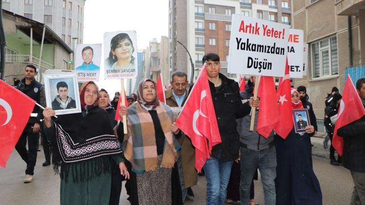 Vanda evlat nöbetindeki anneden kızına: Gel teslim ol, devlet size kucak açtı