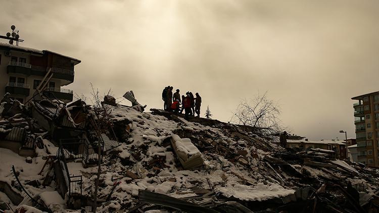 Deprem bölgesinde yıkılan binalarla ilgili 269 kişi tutuklandı