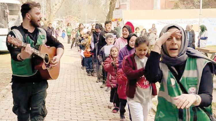 Tık doğdu güneşim... Çadırkentte ‘Günaydın Marşı’