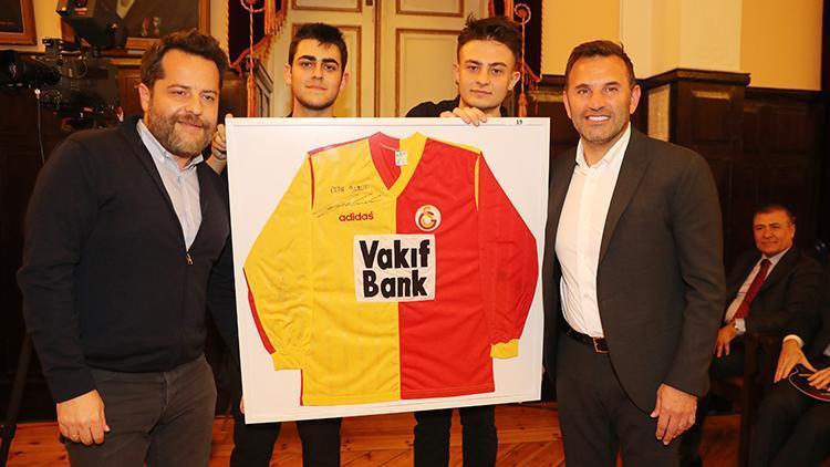Galatasaray’ın düzenlediği müzayedede 17 milyon 780 bin TL toplandı Okan Burukun forması en yüksek fiyata satıldı