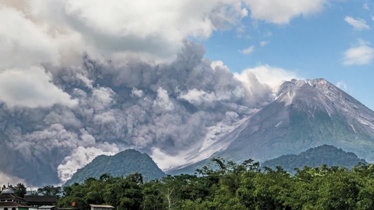 Endonezya’da Merapi Yanardağı faaliyete geçti