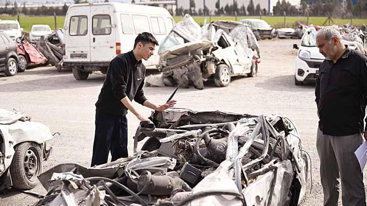 Hırsızın gözü deprem hasarlı araçta