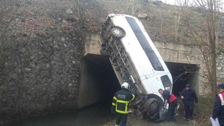 Bilecik’te minibüs, dere yatağına uçtu: 13 yaralı