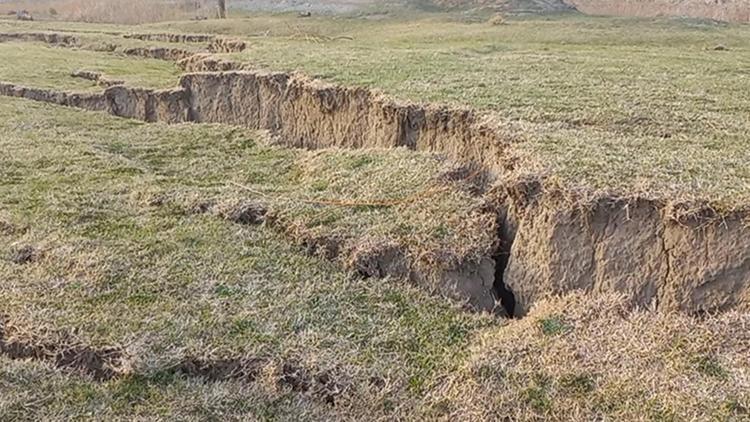 Ceyhan Nehri kıyısında deprem sonrası tedirgin eden görüntü