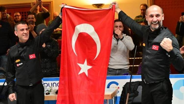 Bilardoda dünya şampiyonu olan Semih Saygıner ve Tayfun Taşdemir, yurda döndü