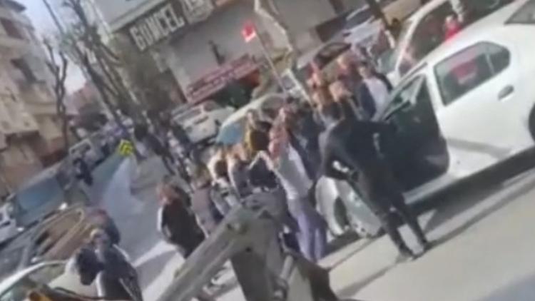 Trafikte akılalmaz kavga Tartıştığı sürücünün aracına çarptı