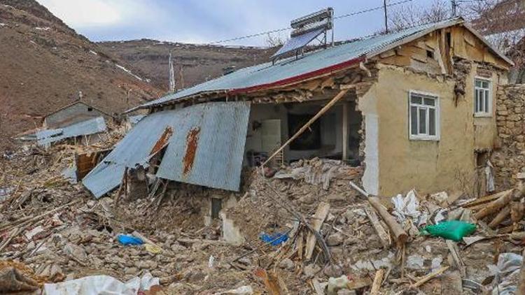 Depremde yıkılan mahallelerinin başka yere taşınmasını istiyorlar