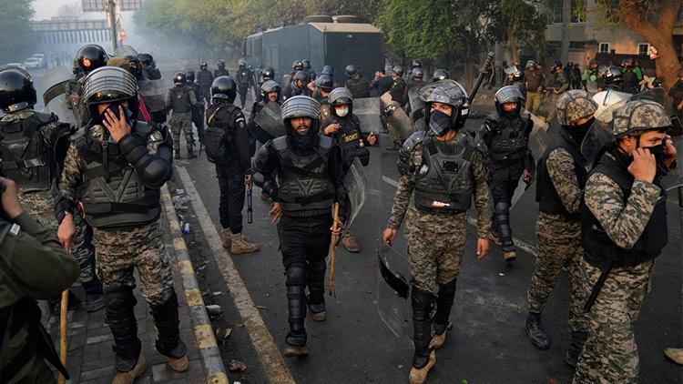 Pakistanda gözaltına alınmak istenen İmran Hanın destekçileriyle polis arasında çatışma