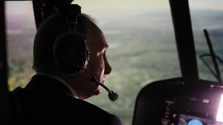 Rusya Devlet Başkanı Putin uçuş simülatörü kullandı