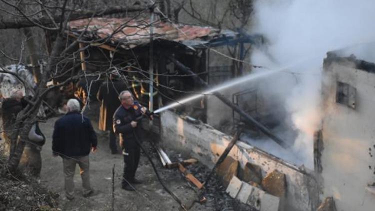 Samsunda tek katlı ev yandı