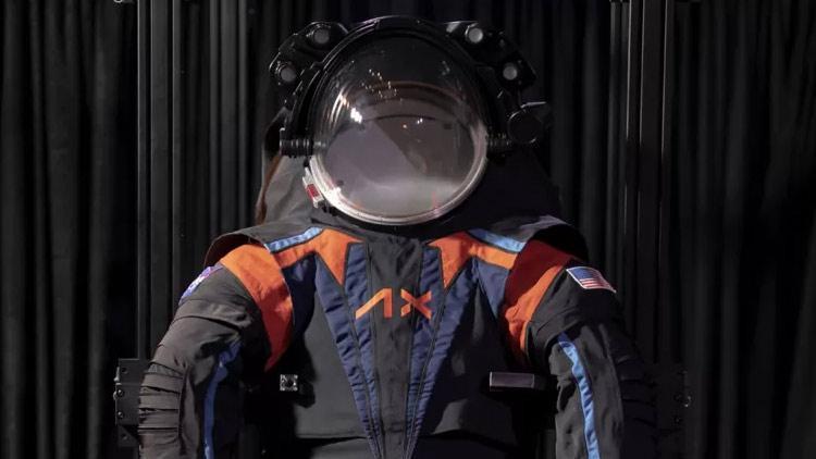 Aya yolculuk: NASA yeni Uzay kıyafetini tanıttı