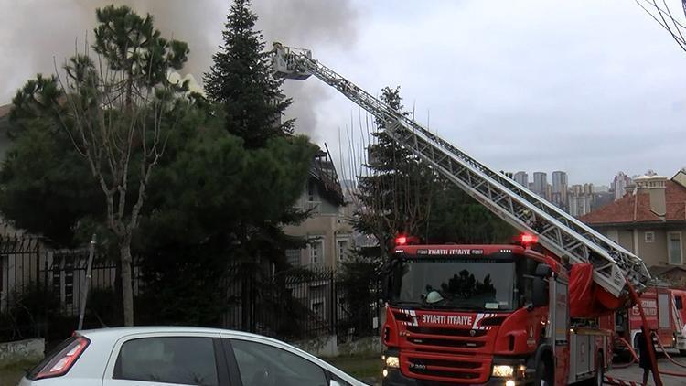 Bahçeşehirde 3 katlı villanın çatısında yangın çıktı