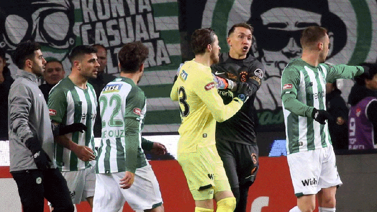 Konyaspor - Galatasaray maçında tansiyon yükseldi Fernando Muslera çok öfkelendi