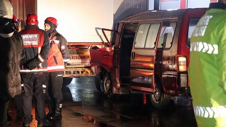 Minibüs, deprem bölgesine konteyner götüren tıra çarptı: 1 ölü, 2 yaralı