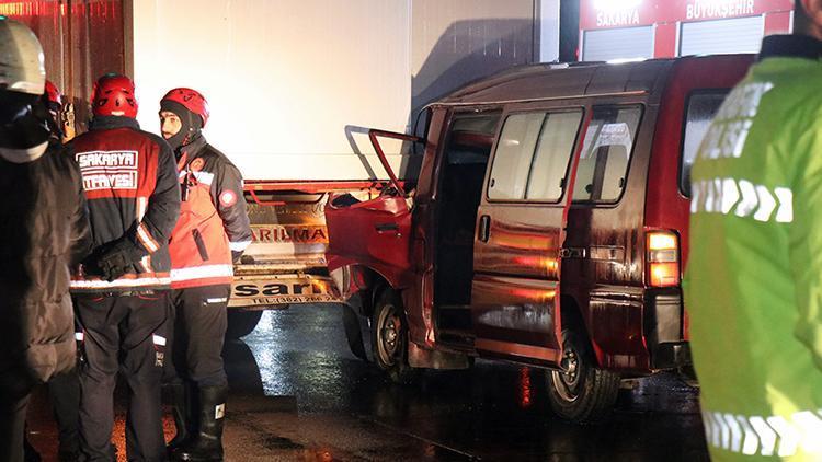 Minibüs, deprem bölgesine konteyner götüren tıra ok gibi saplandı: 1 ölü, 2 yaralı