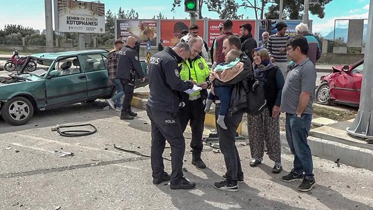 Kepezde kazada yaralanan baba, korkan oğlunu kucağından bırakmadı