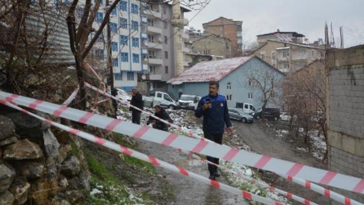 Hakkaride toprak kayması sonucu istinat duvarı çöktü; 3 ev tahliye edildi