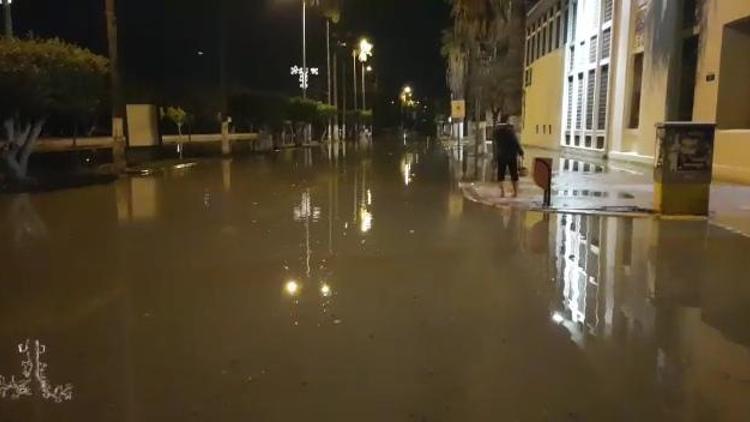 İskenderunda denizin yükseldi, evleri su bastı