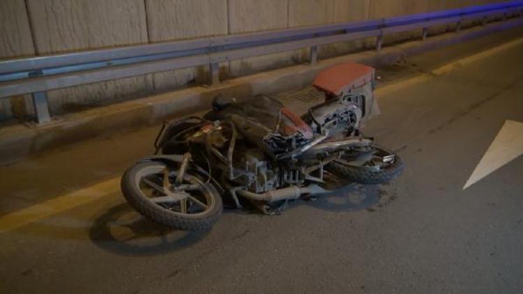 Motokuryeye çarpan otomobilin sürücüsü kaçtı: 2 yaralı