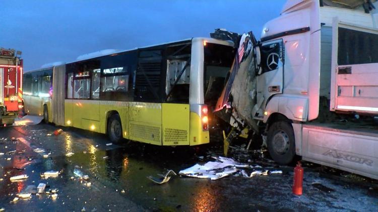 Tır emniyet şeridine daldı: 2 ölü 2 yaralı