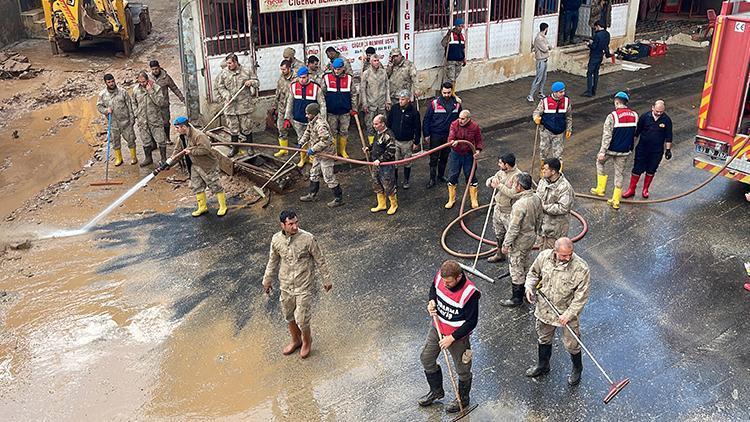 Şanlıurfa’da çamur temizlendi, okullar açıldı; kayıp TIR sürücüsü aranıyor