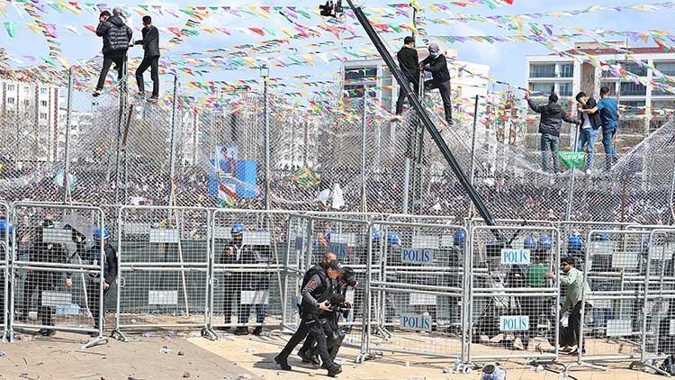 Diyarbakırda nevruz kutlamasında olay: 10 polis yaralandı, 200 gözaltı