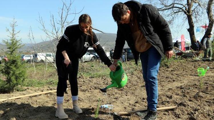 Depremzede aileler fidanları toprakla buluşturdu