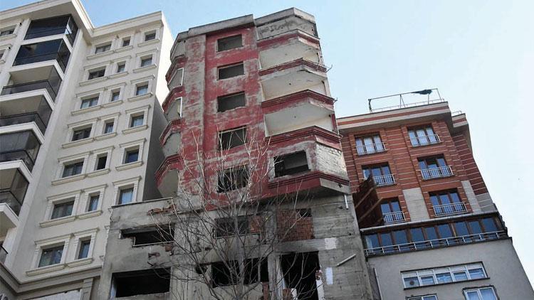 O absürt apartman yıkılıyor İstanbul’daki çarpık yapılaşmanın sembolü