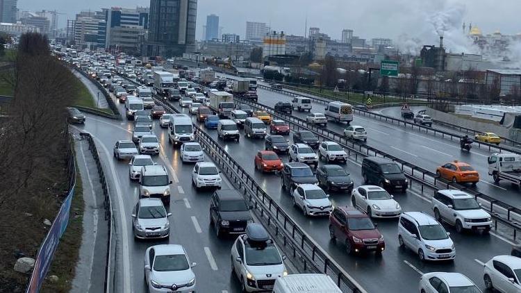 İstanbulda sürücüleri canından bezdiren trafik