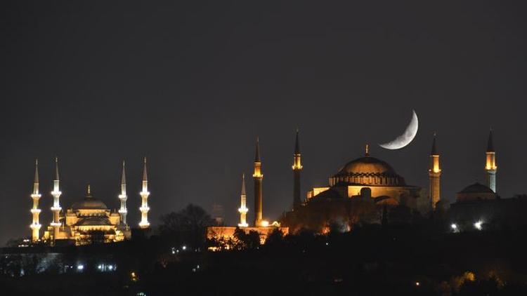 İstanbulda hangi camilerde hatim ile teravih namazı kılınacak İşte hatimle teravih kılınacak 111 cami