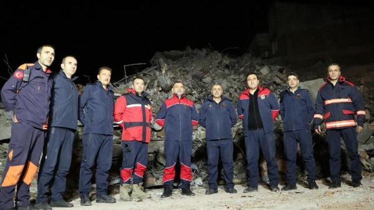 Depremde can kurtarmak için canlarını hiçe saydılar