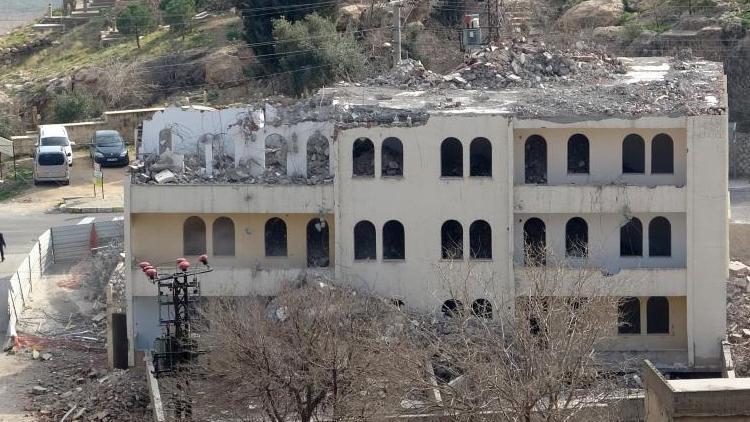 Mardinde tarihi dokuyu bozan bina yıkılıyor