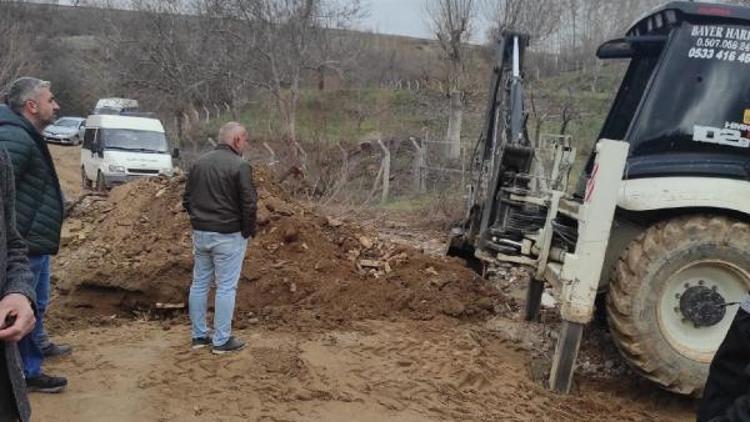 Elazığ’da sağanakla kapanan köy yolları onarılıyor