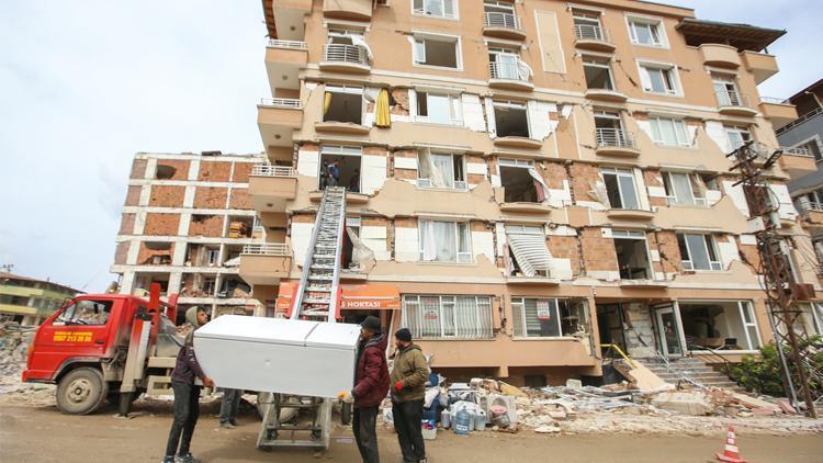 Depremin 46. günü: Hasarlı binalarda ölümle köşe kapmaca